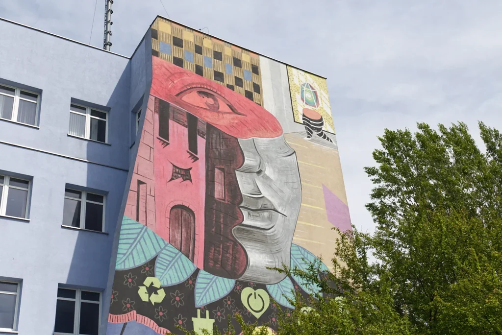 Mural na ścianie budynku