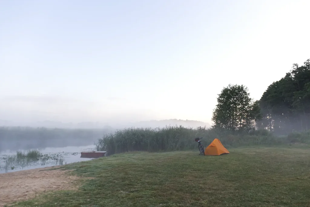 Namiot na plaży nad rzeką.