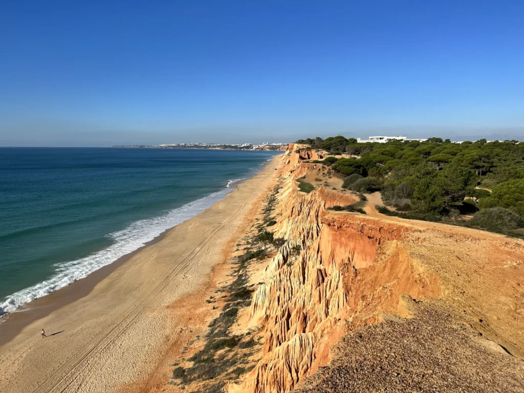 klif w wzdłuż wybrzeża Algarve za miastem Quarteira