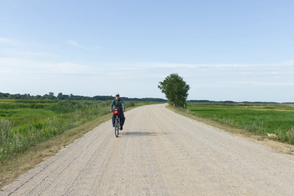 Polna droga ja jadący na rowerze