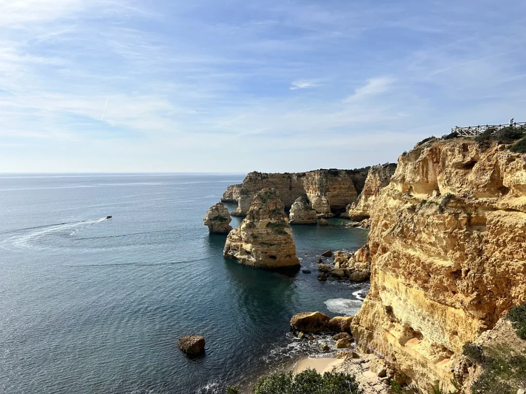 Klify przy plaży praia da marinha