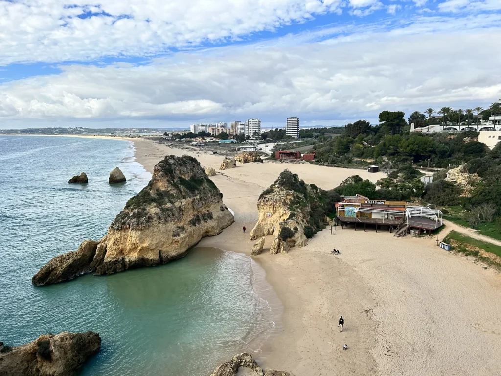Klify i plaża 'Praia dos Três Irmãos', przy mieście Alvor