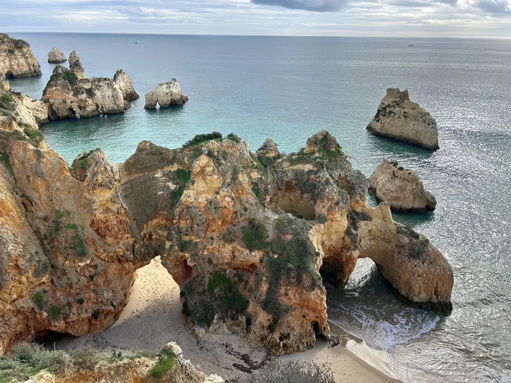 Klify pomiędzy miastem Alvor a miastem Portimao