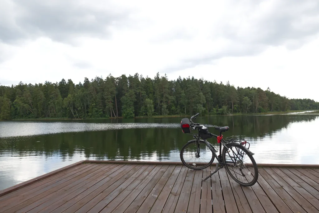 Rower na pomoście nad jeziorem