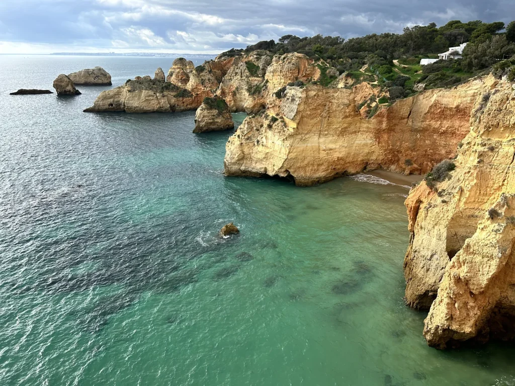 Klify pomiędzy miastem Alvor a miastem Portimao