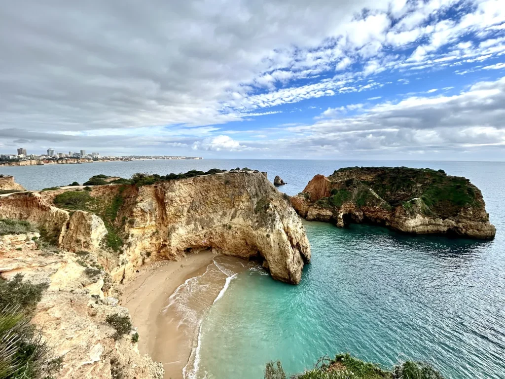 Plaża otoczona klifami pomiędzy miastem Alvor a miastem Portimao
