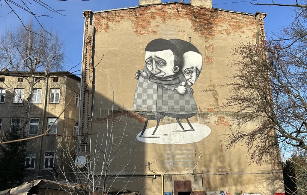 Mural, graffiti na ścianie starego budynku w mieście Łódź