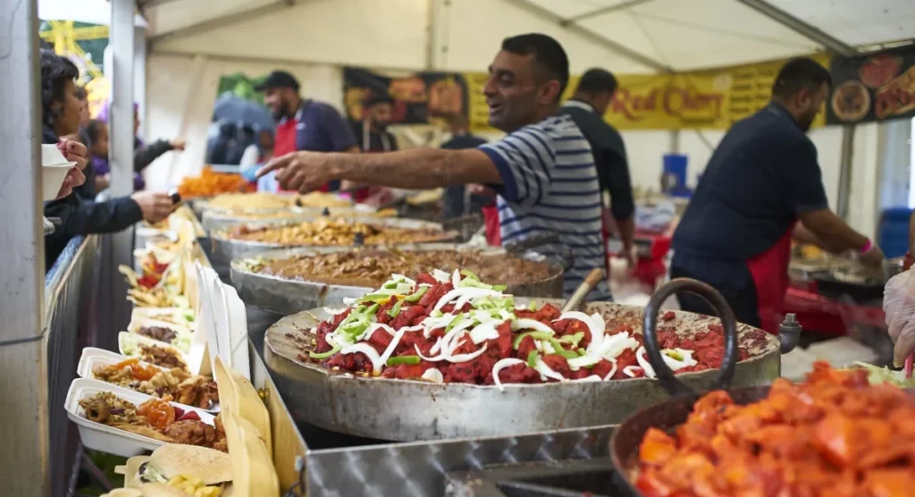 Stoisko z pełne ulicznego jedzenia typu kurczak korma itp.