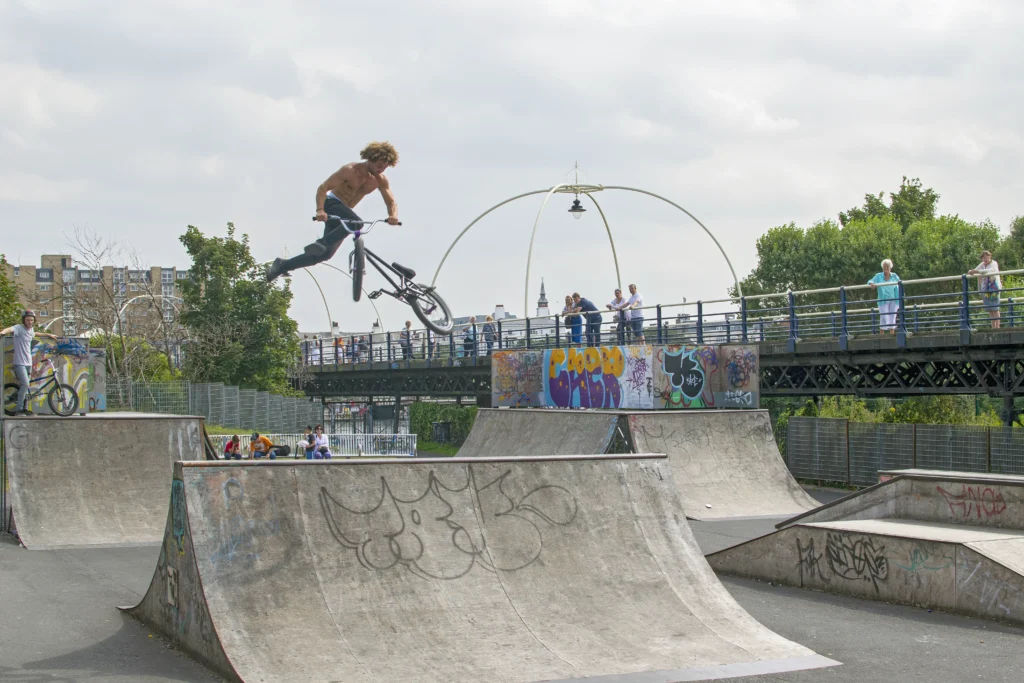 Skate park i chłopak wykonujący akrobacje na rowerze