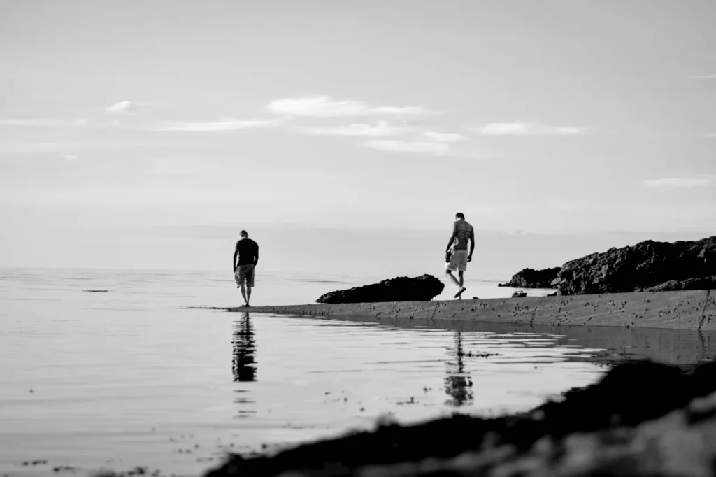 Dwóch mężczyzn na plaży