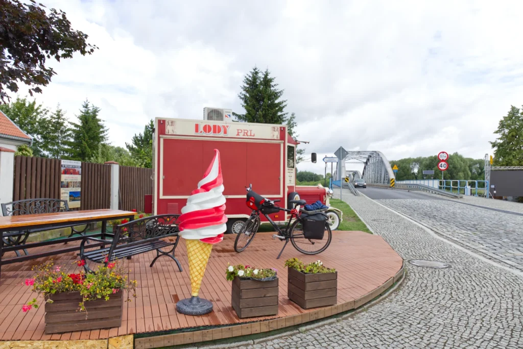 Zabytkowy samochód sprzedający lody z czasów prl i mój rower dla potwierdzenia mojej obecności