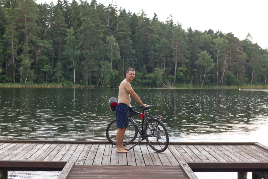 Ja i mój rower nad jeziorem czarnym w wigierskim parku narodowym