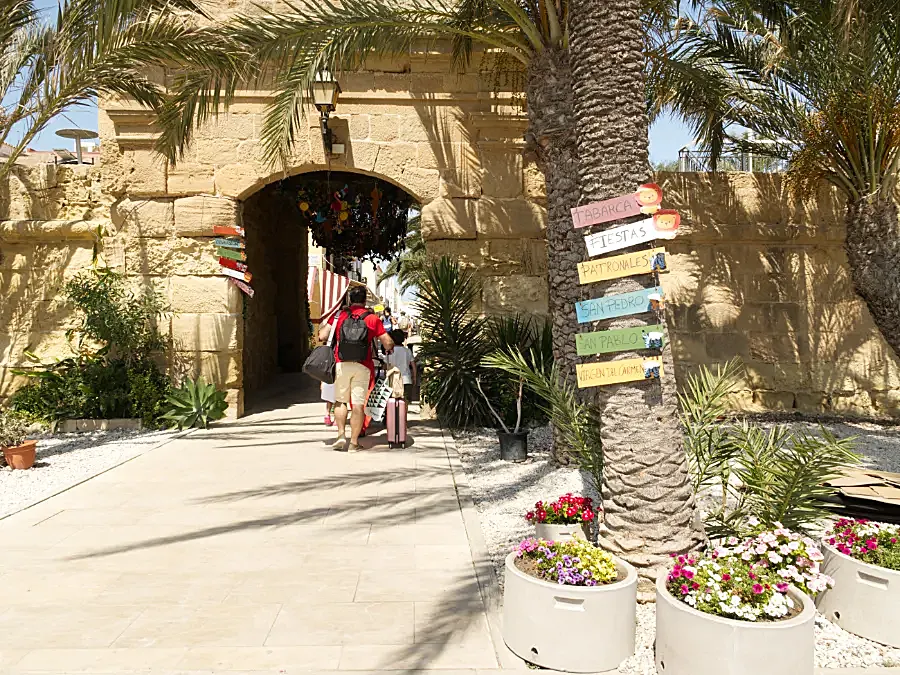 Historyczna brama San Gabriel na Isla de Tabarca z XVIII wieku.