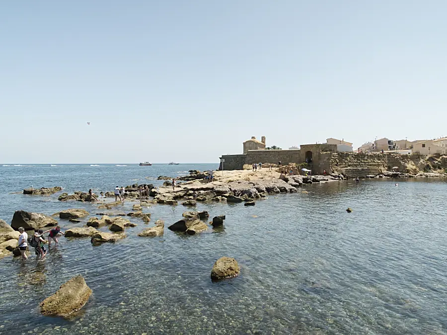 Historyczna brama San Gabriel na Isla de Tabarca z XVIII wieku.